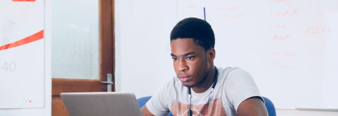 menino procurando em um notebook o que da pra fazer com 500 pontos no Enem