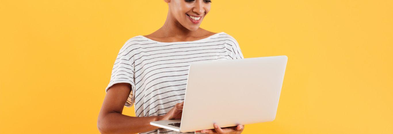 pessoa pesquisando em um notebook quem pode participar do fies