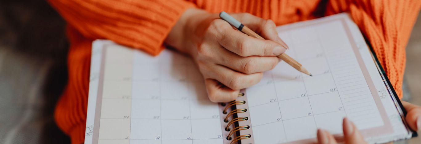 pessoa anotando o cronograma prouni