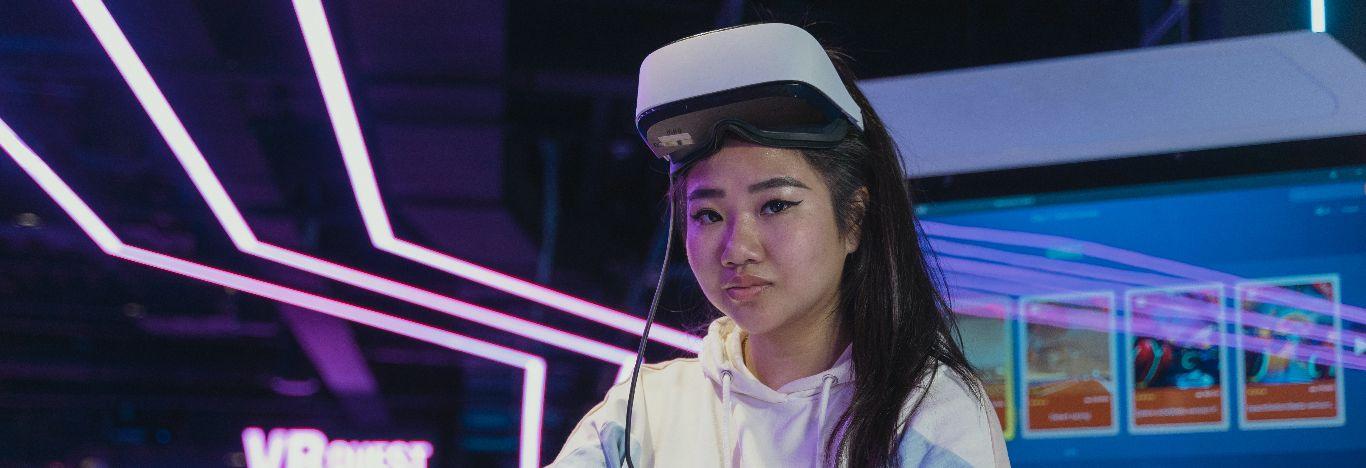 Mulher com óculos 3d para ilustrar o post com exemplo de pós-graduação para formados em jogos digitais