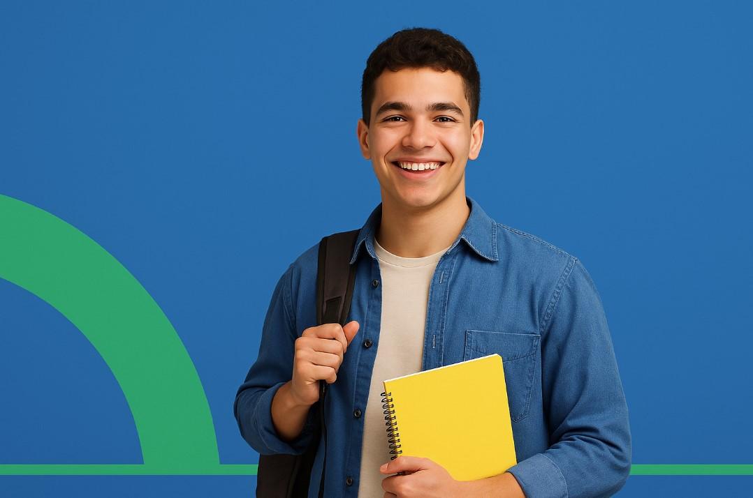 Estudante sorridente com mochila e caderno