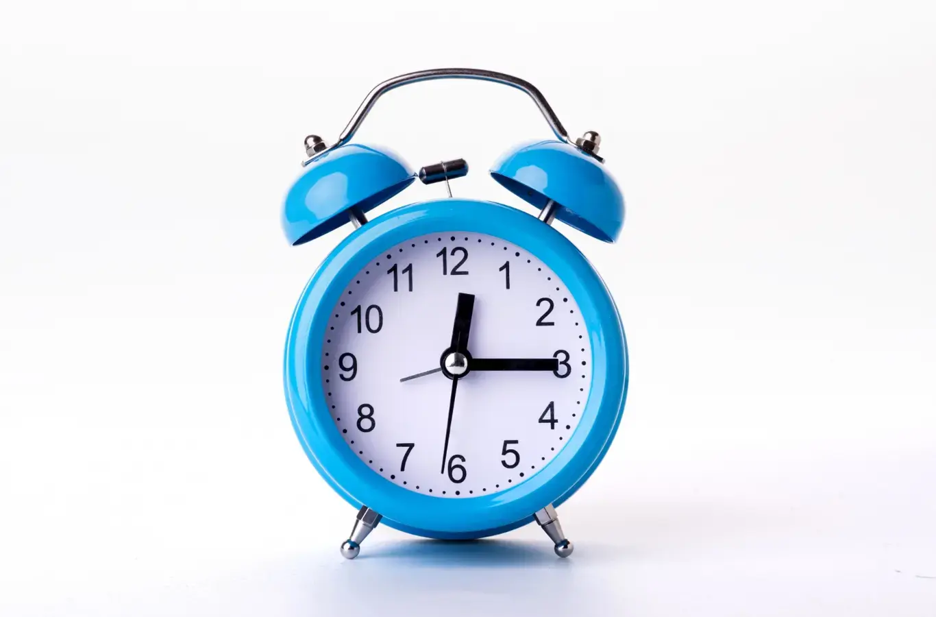 Relógio azul para ilustrar texto: que horas acaba o Enem 2023