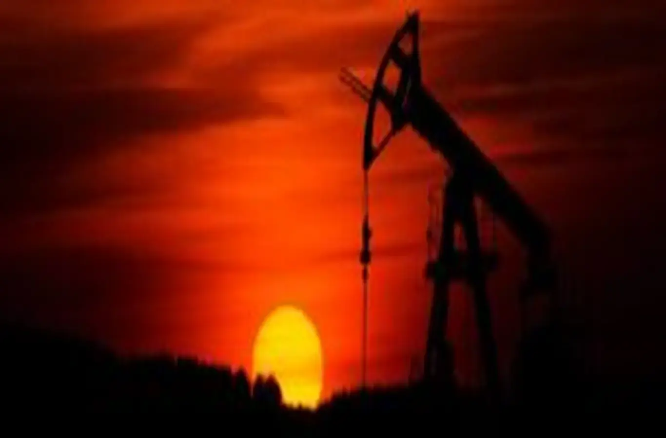 imagem do pôr do sol e equipamento de perfuração para ilustrar texto sobre crise do petróleo