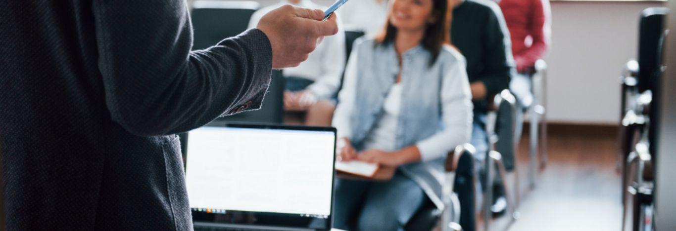 Como dar aula em faculdade? Conheça a carreira!
